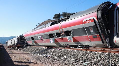 En primer plano, vag�n 7 del tren Iryo accidentado en C�rdoba