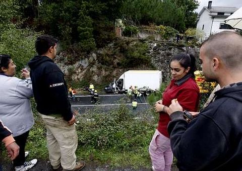 Vecinos de Boente observan el rescate de un accidente.
