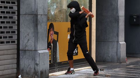 Un joven atacando un escaparate este mi�rcoles en Lieja