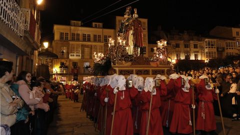 El paso del Prendimiento a su paso por la Praza Maior, uno de los momentos destacados de la Semana Santa viveirense