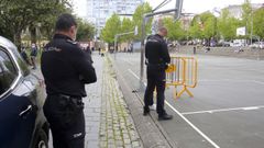 Agentes policiales vigilando el recinto de la zona deportiva de la plaza de O Inferni�o
