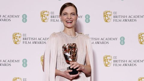 Hildur Guonadottir, con su m�scara de oro a la mejor banda sonora por la m�sica del filme �Joker�