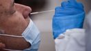 Imagen de archivo de una persona a quien le est�n haciendo una PCR