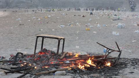 Las playas de Riazor y Orz�n amanecen llenas de basura tras la noche de San Xo�n