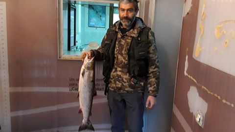 Manuel Fern�ndez Velasco, con el campanu del Narcea 2019, el segundo en salir en la jornada