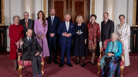 De izquierda a derecha y de arriba abajo, la duquesa y el duque de Gloucester, el duque de Kent, la princesa y el pr�ncipe de Gales, el rey Carlos III, la reina Camila, la princesa Ana, el duque de Edimburgo, la princesa Alexandra y la duquesa de Edimburgo en el palacio de Buckingham con motivo del centenario de Isabel II