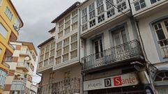 Edificios de tipolog�a antigua junto a otros modernos en una calle del centro de Monforte