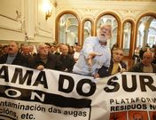 Por momentos, la crispaci�n entre los vecinos que asistieron ayer al pleno fue patente. 