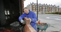 El contratista encargado del tapiado repon�a ayer, una vez m�s, parte del muro de la segunda fase de la urbanizaci�n. 