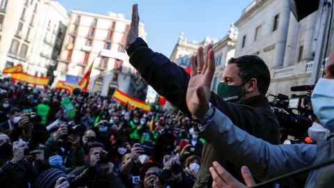 Santiago Abascal saluda a los simpatizantes de Vox concentrados en Barcelona para celebrar el D�a de la Constituci�n