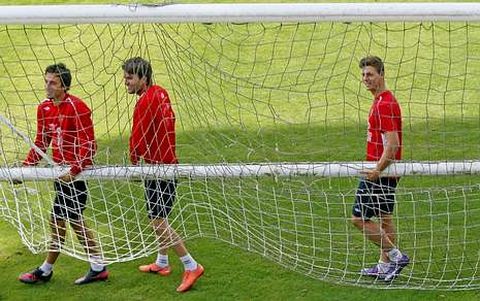 V�ctor Marco, entre �scar D�az y Fran Sol, trasladando una porter�a en un entrenamiento.