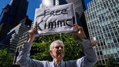 Un manifestante pide libertad para Kimmel