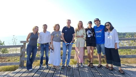 El presidente de la Xunta con la conselleira de Pol�tica Social, acompa�ados del alcalde de Ferrol, concejales e integrantes de un grupo de cient�ficos de la NASA, vieron el eclipse desde la playa de Doni�os, en Ferrol