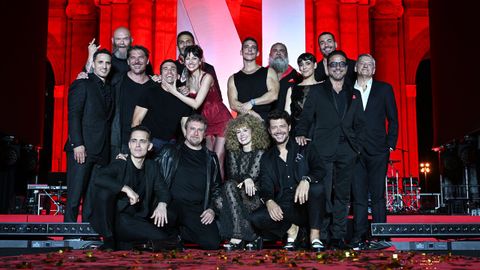 Parte del elenco de «La casa de papel» con Diego Ávalos y Ted Sarandos
