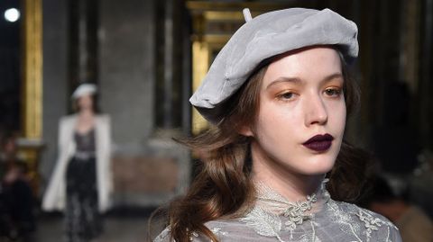 Una modelo con los diseños de Luisa Beccaria.