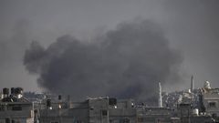 El humo de los ataques israeles cubre el cielo en la ciudad de Jan Yunis, al sur de la Franja de Gaza