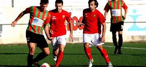 Jorge protege el bal�n ante la presencia de los visitantes �lex Castro y Cea.