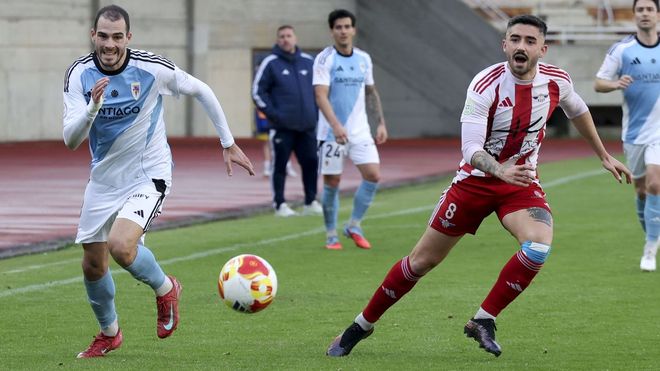 Maceira, autor de dos goles para el Compos, trata de superar el marcaje de Kopa