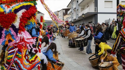 Desfile de comparsas y foli�ns en Viana do Bolo.