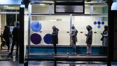 Paris, varias personas esperan para entrar en un laboratorio a realizarse la prueba del covid-19