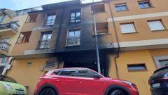 La fachada del edificio incendiado, en la calle Carlos III de Ribadeo. El fuego afect� a los bajos, que destroz�, pero no da�� las viviendas superiores, salvo las fachadas