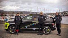 Shirley, Carmelina y Cubi, junto a su Hyundai Kona en el puerto deportivo de Viveiro.