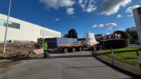 Llegada a Santiago del primer elemento del acelerador de protones para el Centro de Protonterapia Galicia.