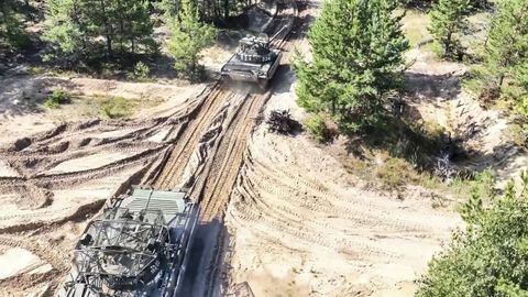 Un grupo de tanques rusos participan en las maniobras Zapad-2025 conjuntas con Bielorrusia en una ubicación desconocida de este país