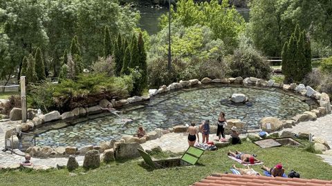 Varias personas disfrutaban del calor el pasado mes de abril en las termas de Outariz