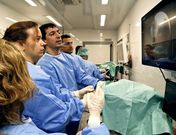 Los cirujanos, con el jefe de Traumatolog�a, form�ndose en endoscopia con cad�veres. 