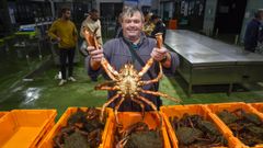 Inicio de la campaa de la centolla en la lonja de Bueu