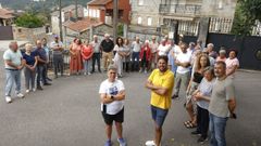 Vecinos de la aldea de Outeiro, en la parroquia de Bemil (Caldas), que se oponen a la actividad de una granja av�cola que provoca la proliferaci�n de moscas y mal olor