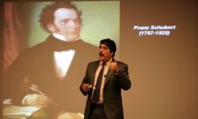 L�pez-Benito, durante una de las audiciones comentadas de anteriores ediciones, dedicada a Schubert. 