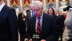 El senados Lindsey Graham sostiene una gorra en referencia a Ir�n con el eslogan de MAGA.