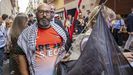 El activista Sergio Toribio particip en Logroo en la procesin en honor de San Bernab, portando banderas de Palestina, en apoyo a Gaza. 