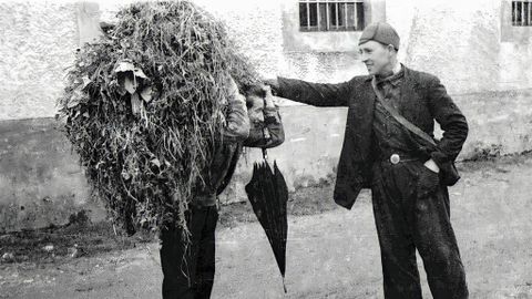 Frente de Asturias, 17 de enero de 1937. Un miliciano del batalln Asturias n 15 charla con un campesino ante la cmara del fotgrafo gijons Constantino Surez