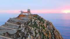 Detalle de una de las im�genes del libro: el faro de las islas C�es.