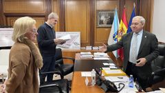 La nueva interventora, con el alcalde (a la derecha) y el secretario municipal