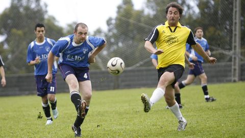 Un partido entre el Folgueiro y el Galdo (de amarillo) en el campo vicedense en el 2008.