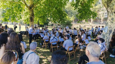 La Banda Unin Musical de Allariz toc en el campo de Vilanova.