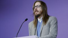El portavoz de Podemos, Pablo Fernández, durante la rueda de prensa en la sede del partido