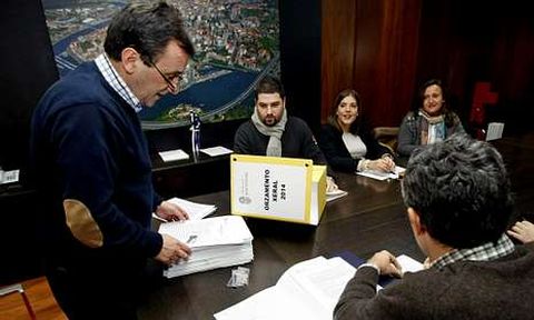 Los concejales del PP recibieron ayer de manos de Gonz�lez Carballo (de pie) el presupuesto.