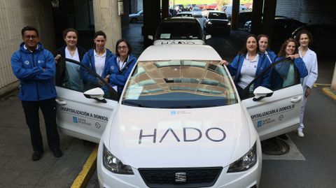 Miembros del servicio de hospitalización a domiclio (HADO), con uno de sus coches, en el Hospital Naval de Ferrol