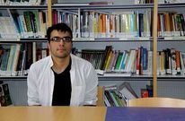 Iv�n Borges pos� ayer para La Voz en el instituto de Viana do Bolo en el que cursa estudios.