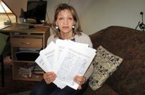 Catalina �lvarez posa con todas las hojas que ha llenado de firmas en cuesti�n de semanas. 