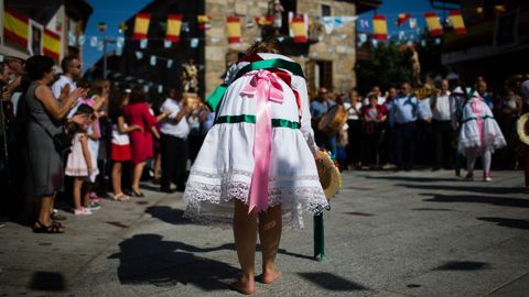 Romer�a da Virxe do Cristal.Los danzantes de Vilanova dos Infantes se acercan a la Virxe do Cristal en la plaza del pueblo y le dedican su danza gremial, que cuenta con una segunda parte con un entrelazado.
