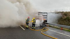 Cami�n rumano arde en A-52 Ri�s