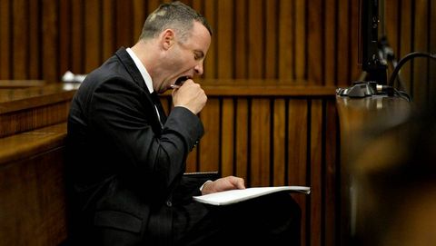 Oscar Pistorius bosteza durante el juicio por el asesinato de su novia, la modelo Reeva Steenkamp