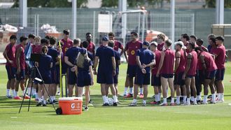 La plantilla del Barcelona escuchando a Hansi Flick en la charla previa al encuentro ante el Feyenoord
