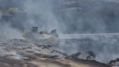 Comienzan las labores de apagado del vertedero de A Ra que lleva ardiendo desde el 15 de agosto